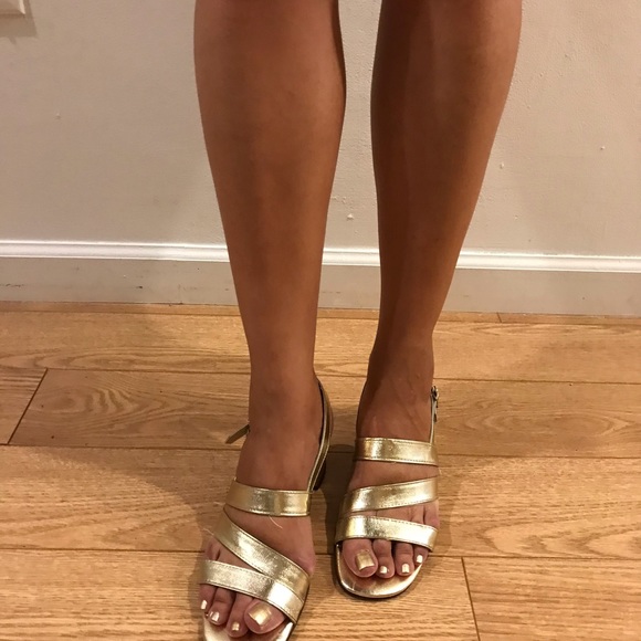 Vintage 1970’s Bertlyn gold man made leather sandals. Size ML  7/7.5. EUC - Picture 8 of 16